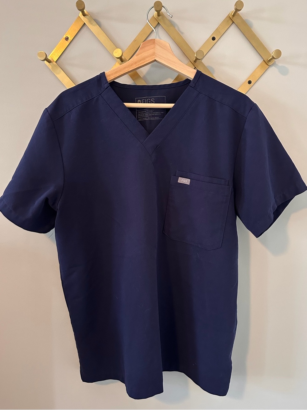 FIGS Leon Three-Pocket Scrub Top Navy Mens M V-Neck Technical Collection